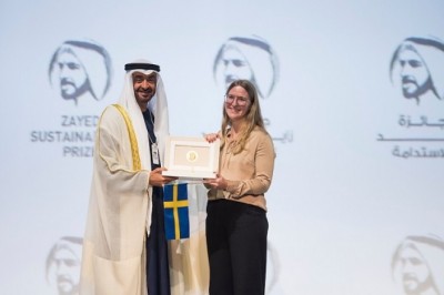 محمد بن زايد يكرم الفائزين بـ