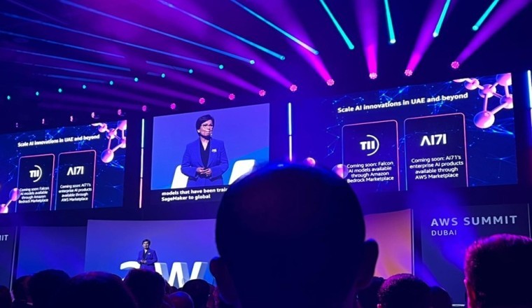 تعاون ثلاثي بين معهد الابتكار التكنولوجي وAI71 وأمازون لخدمات الويب لتمكين توسّع حلول الذكاء الاصطناعي من الإمارات إلى العالم