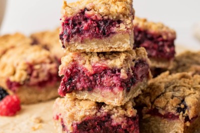 Delicious Shortbread Bars with Berries and Oats